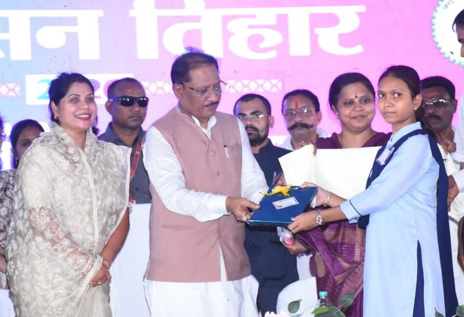 ग्रामीण अंचल की बेटी बनी प्रेरणा: मुख्यमंत्री श्री विष्णुदेव साय ने सराहा उत्कृष्ट प्रदर्शन