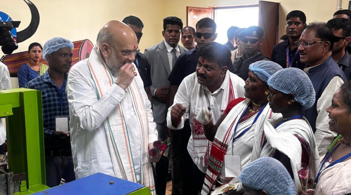 केंद्रीय गृहमंत्री श्री अमित शाह ने चखा बस्तर की इमली का स्वाद बोले यहां की इमली का स्वाद खट्टा नहीं बल्कि मीठा