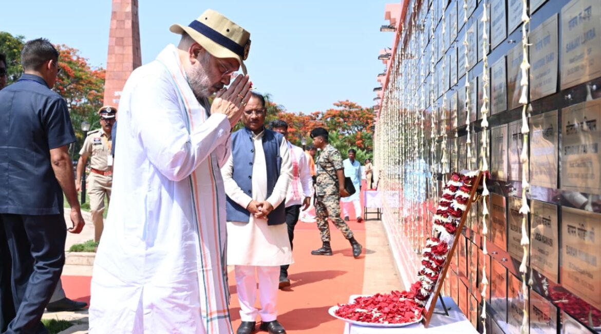 केंद्रीय गृहमंत्री श्री अमित शाह ने अमर वाटिका में शहीदों को दी श्रद्धांजलि, परिजनों से की आत्मीय मुलाकात