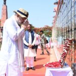 केंद्रीय गृहमंत्री श्री अमित शाह ने अमर वाटिका में शहीदों को दी श्रद्धांजलि, परिजनों से की आत्मीय मुलाकात