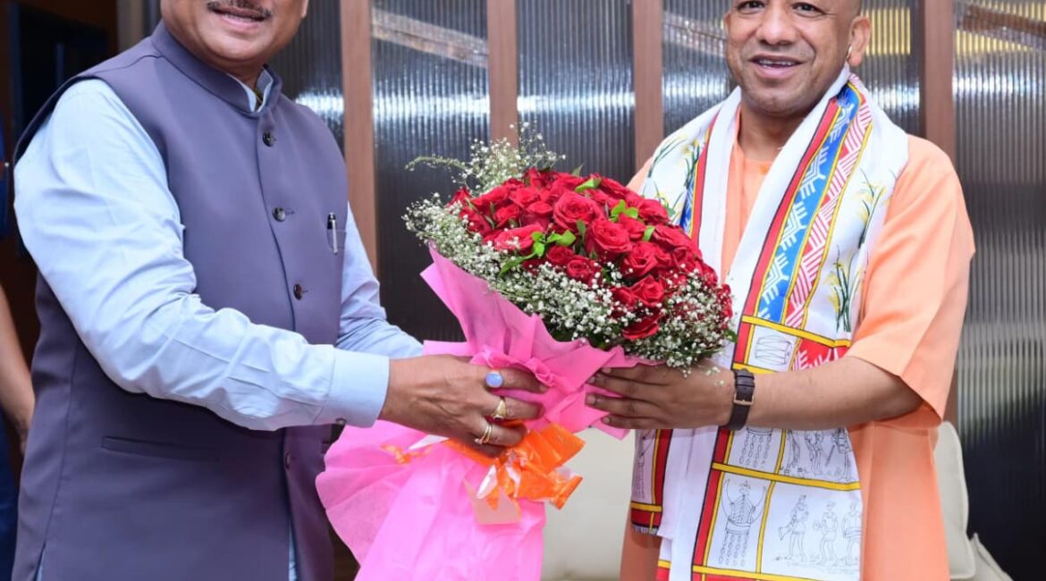 मुख्यमंत्री ने उत्तर प्रदेश के मुख्यमंत्री श्री योगी आदित्यनाथ का किया आत्मीय स्वागत