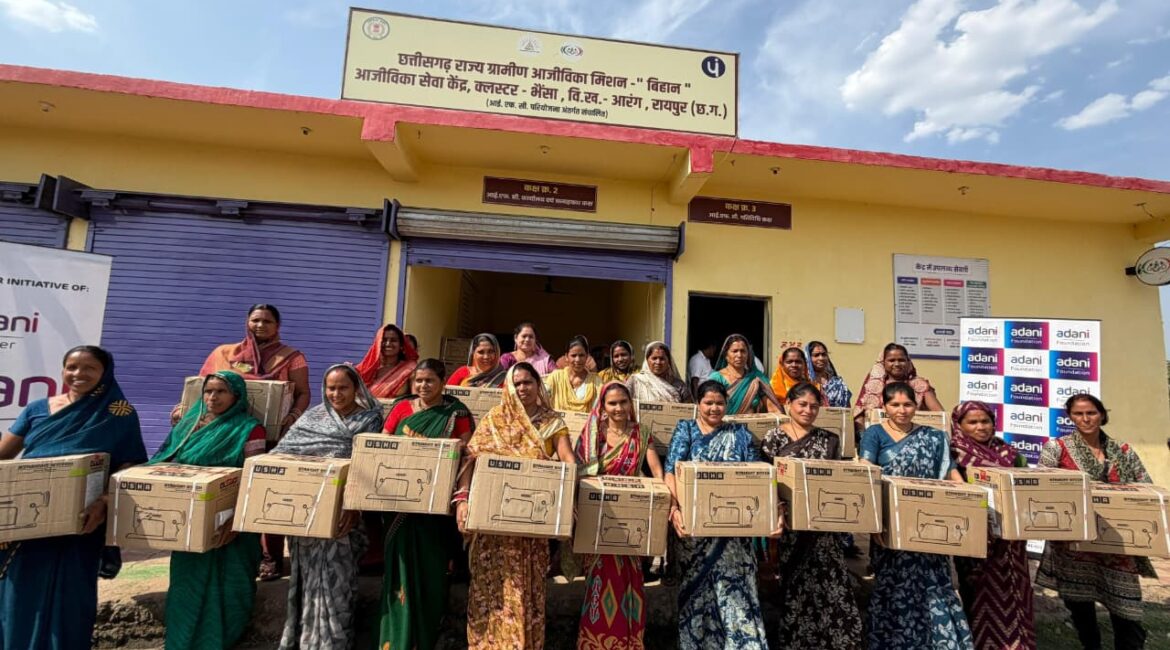 मुख्यमंत्री श्री विष्णु देव साय की घोषणा का त्वरित असर: कोसरंगी की दीदियों को मिली 50 निःशुल्क सिलाई मशीनें
