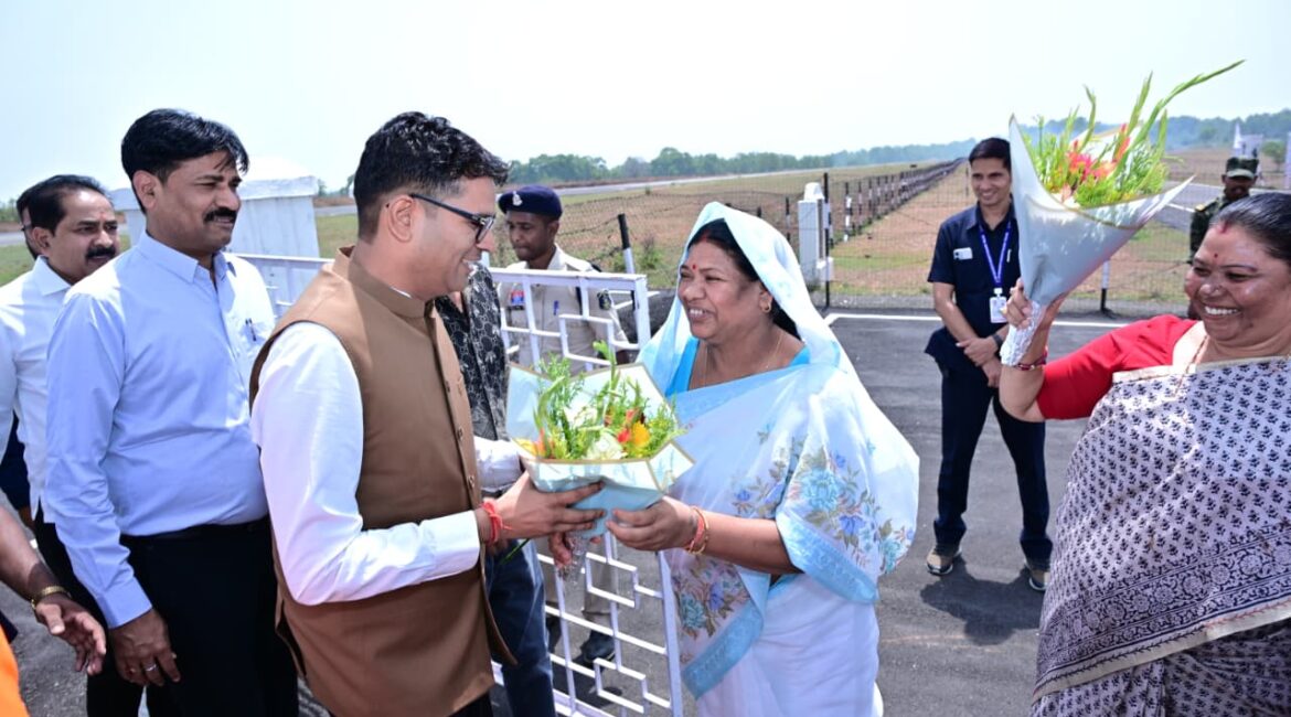 वित्त मंत्री श्री ओपी चौधरी का जशपुर आगडीह हवाई अड्डे पर आत्मीय स्वागत