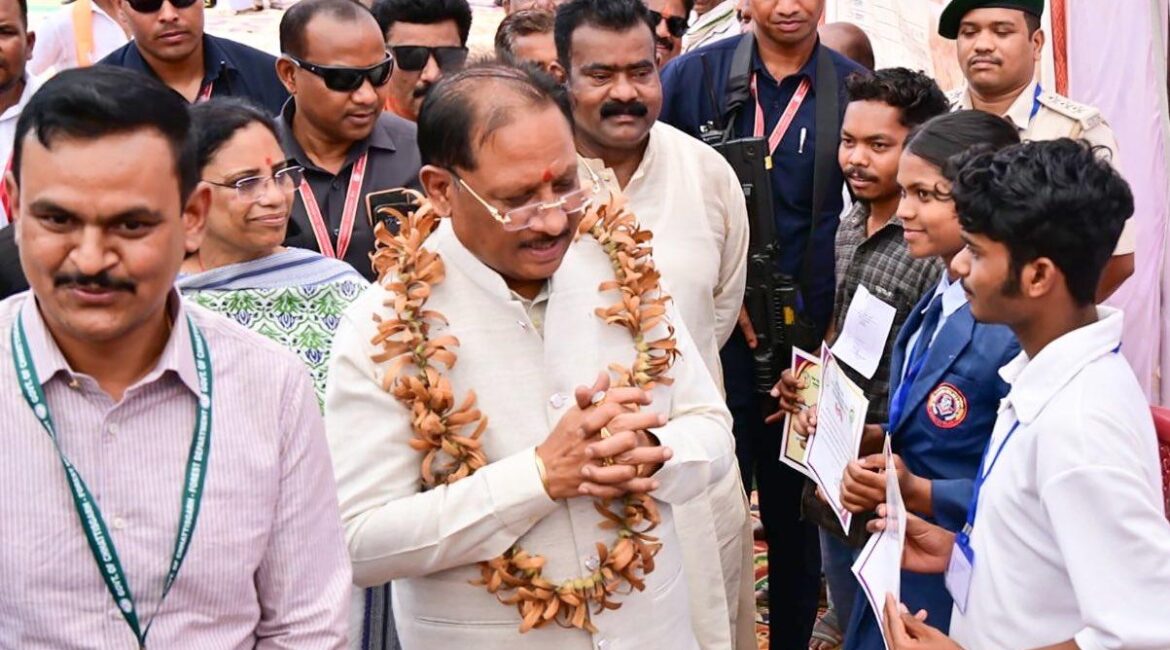  तेंदूपत्ते से समृद्धि, तीखुर से आत्मनिर्भरता : बड़ेकनेरा में वनाधारित आजीविका का सशक्त मॉडल बना प्रेरणा