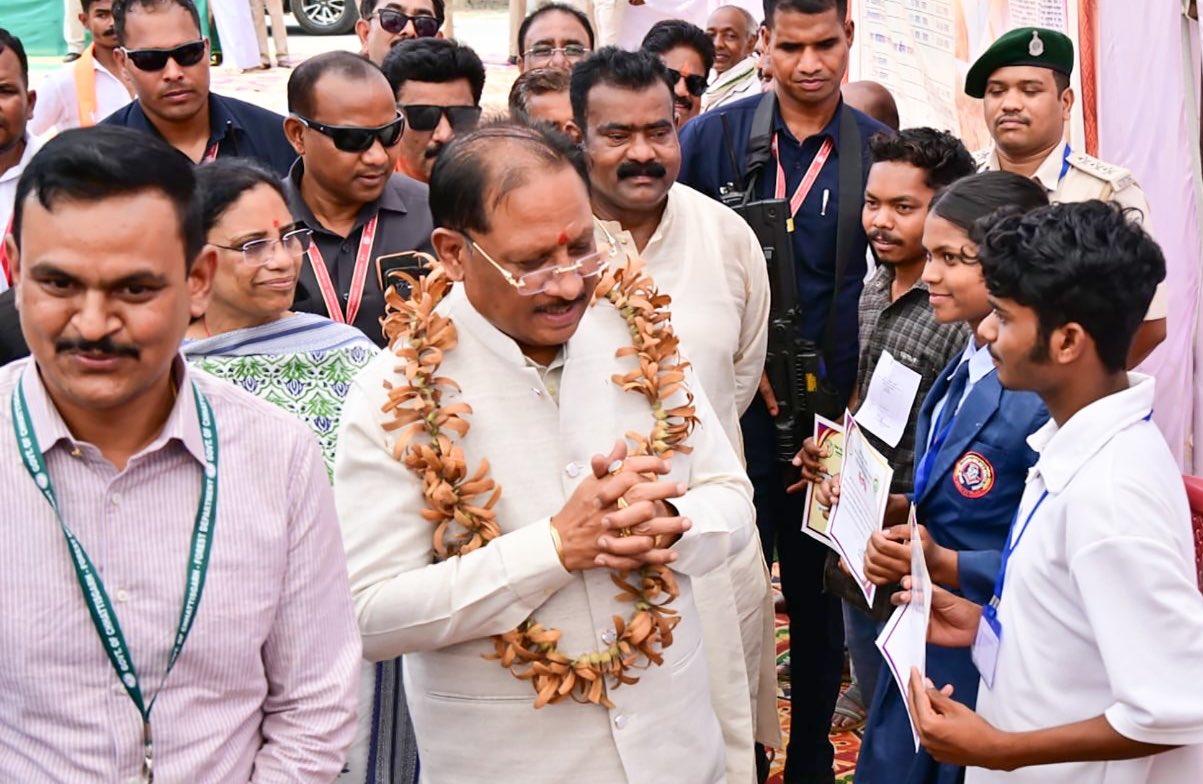  तेंदूपत्ते से समृद्धि, तीखुर से आत्मनिर्भरता : बड़ेकनेरा में वनाधारित आजीविका का सशक्त मॉडल बना प्रेरणा