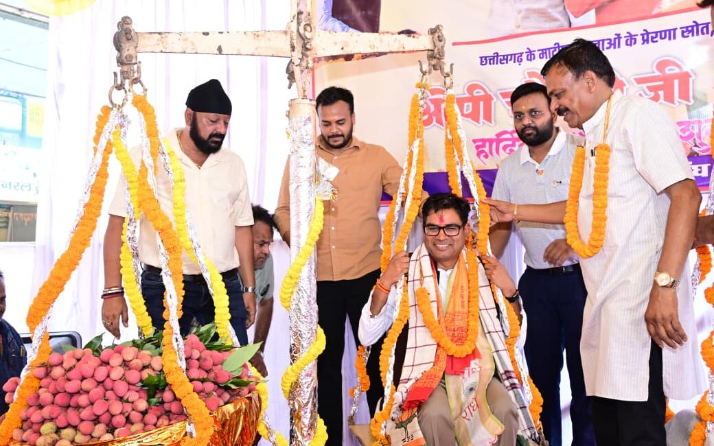 जन्मदिवस पर मौसमी फलों और लड्डू से तौले गए वित्त मंत्री श्री ओपी चौधरी