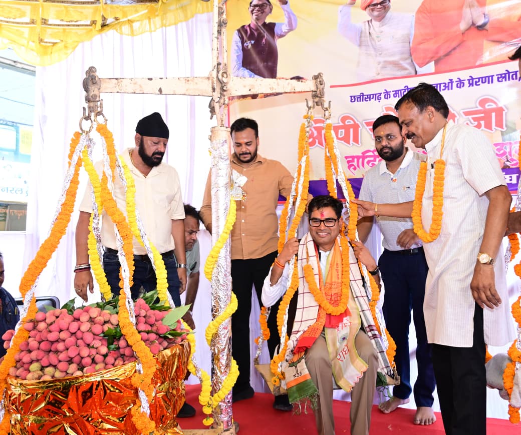 जन्मदिवस पर मौसमी फलों और लड्डू से तौले गए वित्त मंत्री श्री ओपी चौधरी