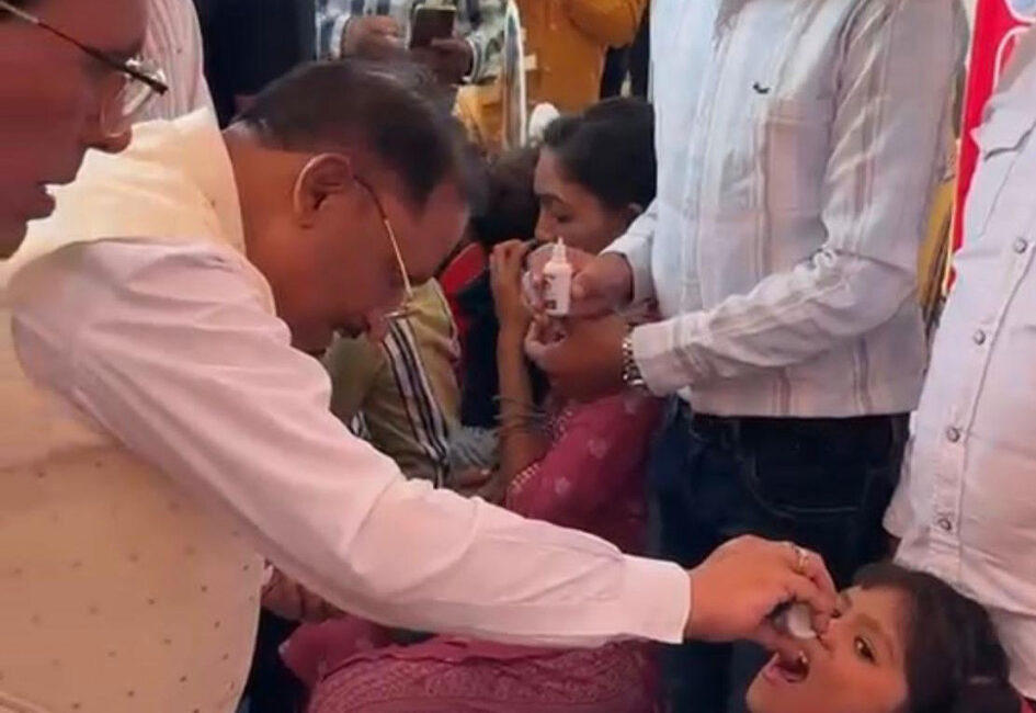 चंद्रनाहू कुर्मी-क्षत्रिय समाज के केंद्रीय अधिवेशन में मुख्यमंत्री ने बच्चों को कराया स्वर्णप्राशन