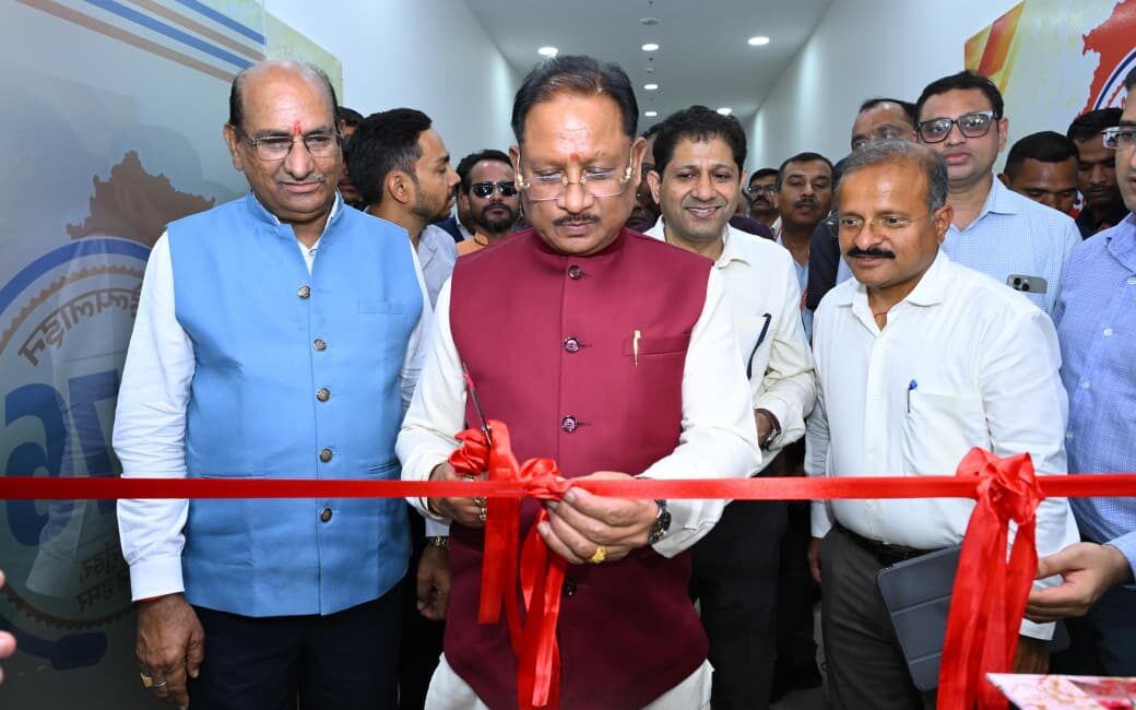  मुख्यमंत्री विष्णुदेव साय ने किया मुख्यमंत्री हेल्पलाइन एवं शिकायत प्रबंधन प्रणाली का अवलोकन