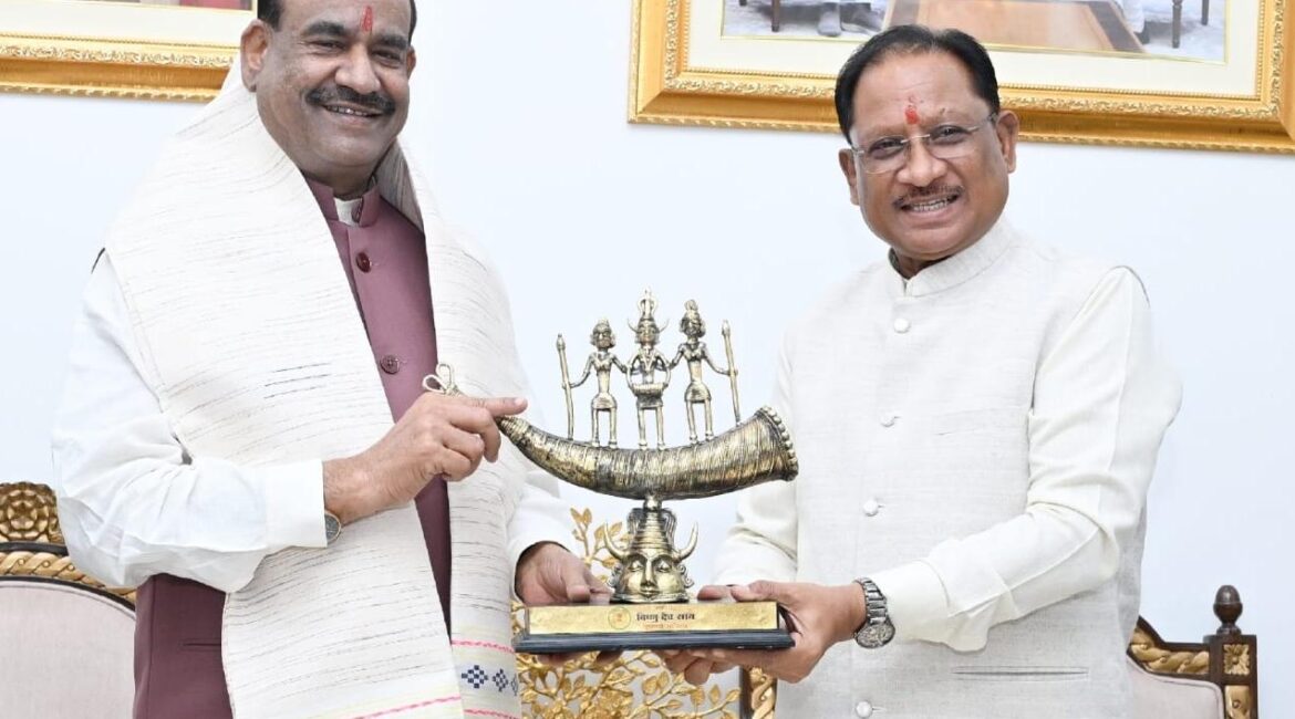 लोकसभा अध्यक्ष श्री ओम बिरला ने मुख्यमंत्री श्री विष्णु देव साय से की सौजन्य भेंट