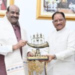 लोकसभा अध्यक्ष श्री ओम बिरला ने मुख्यमंत्री श्री विष्णु देव साय से की सौजन्य भेंट