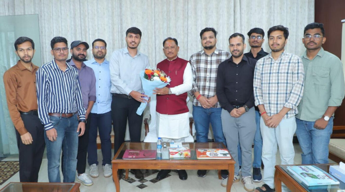  मुख्यमंत्री श्री विष्णुदेव साय ने यूपीएससी प्रारंभिक परीक्षा में सफल ट्राइबल यूथ हॉस्टल के विद्यार्थियों से की मुलाकात