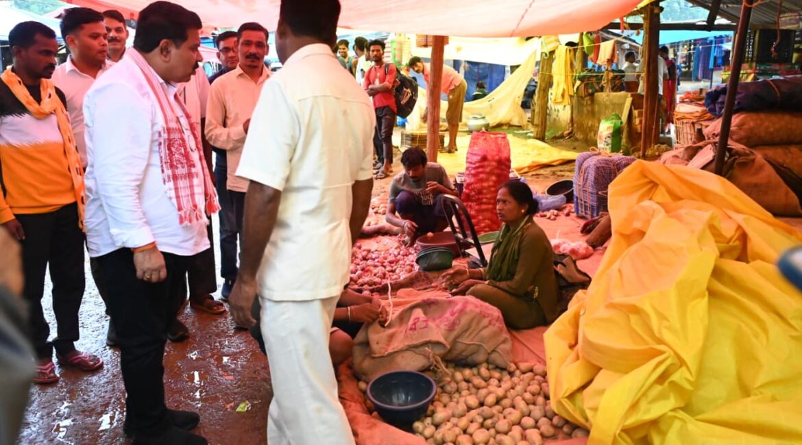  मर्दापाल के साप्ताहिक बाजार में अचानक पहुंचे उप मुख्यमंत्री श्री विजय शर्मा