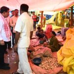  मर्दापाल के साप्ताहिक बाजार में अचानक पहुंचे उप मुख्यमंत्री श्री विजय शर्मा