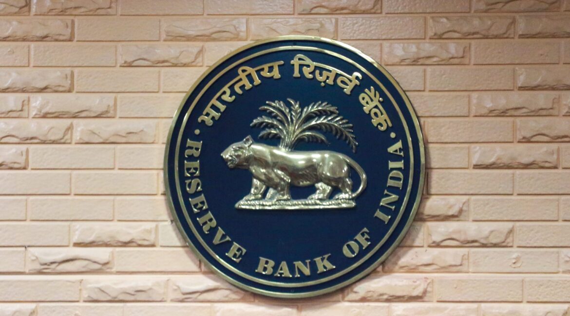 आरबीआई के नियमों में ढील के बाद रुपया 50 पैसे मजबूत, डॉलर 95.24 पर आया