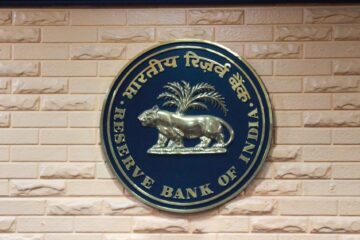 आरबीआई के नियमों में ढील के बाद रुपया 50 पैसे मजबूत, डॉलर 95.24 पर आया