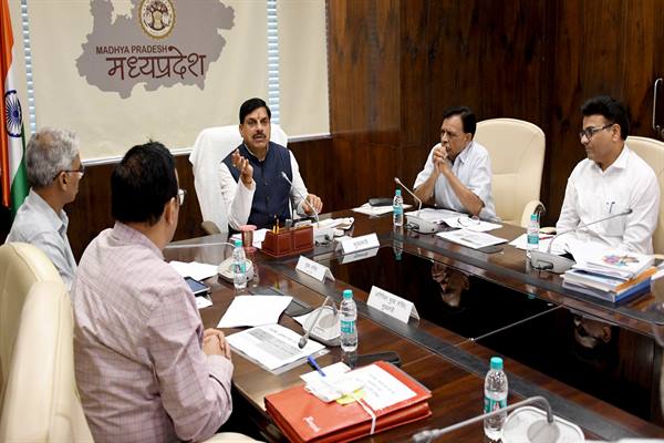सार्वजनिक स्थलों पर सीसीटीवी और आवासों में ईको फ्रेंडली भवन निर्माण सामग्री के उपयोग को करें प्रोत्साहित : मुख्यमंत्री डॉ. यादव