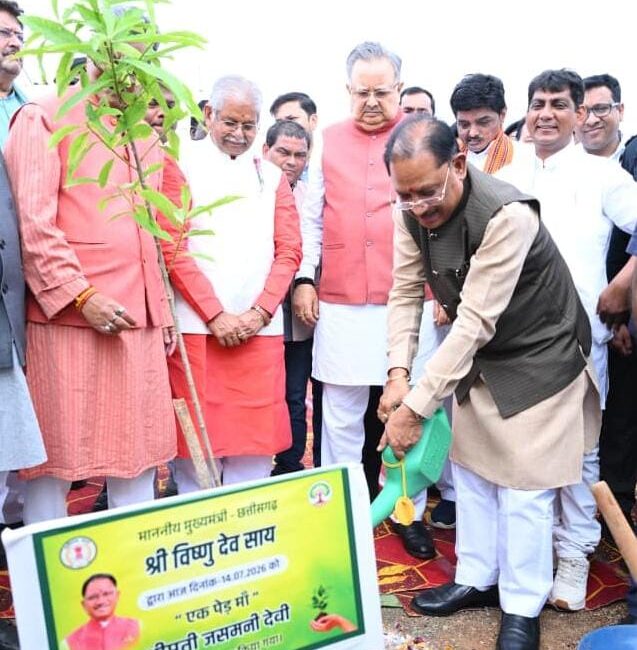 विधानसभा परिसर में ‘एक पेड़ मां के नाम 3.0‘ अभियान के तहत हुआ वृहद पौधरोपण : मुख्यमंत्री श्री विष्णुदेव साय और विधानसभा अध्यक्ष डॉ. रमन सिंह ने लगाया रुद्राक्ष का पौधा