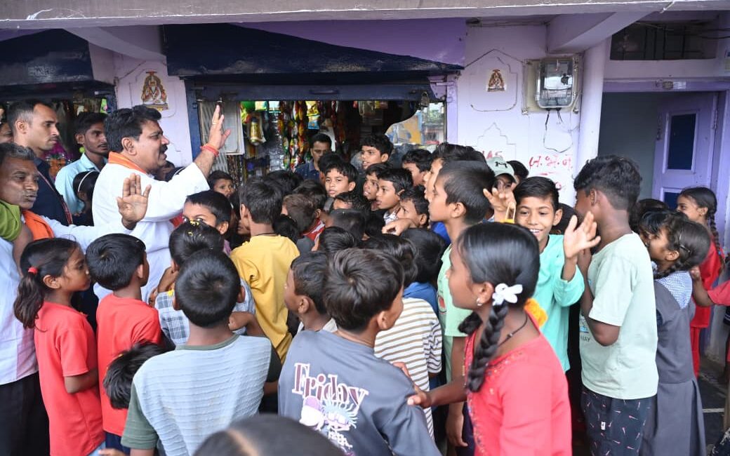 उप मुख्यमंत्री श्री विजय शर्मा ने देर शाम सहसपुर लोहारा के ग्रामीण अंचलों का किया दौरा