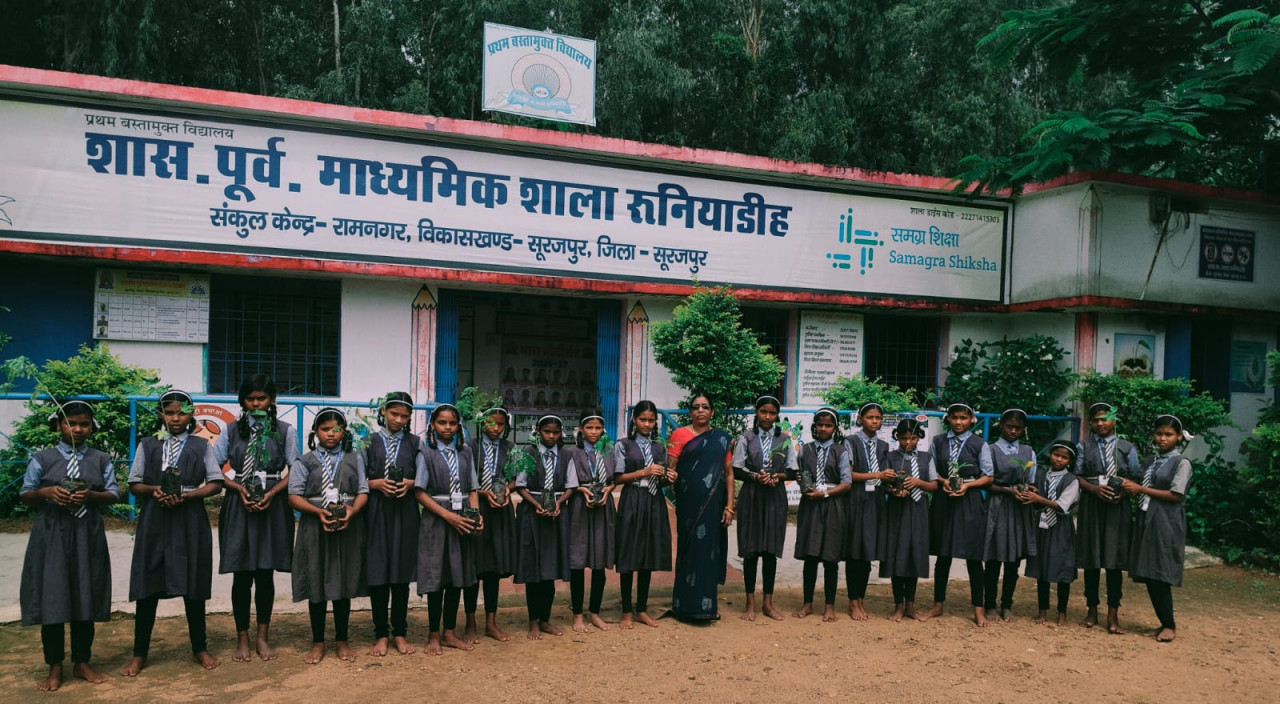एक पेड़ माँ के नाम अभियान के तहत विद्यार्थियों ने दिया पर्यावरण संरक्षण का संदेश