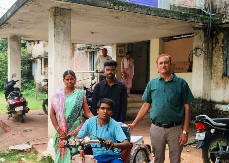  मुख्यमंत्री हेल्पलाइन 1076 बनी दिव्यांगों के लिए सहारा, अजय को मिली मोटराइज्ड ट्रायसाइकिल