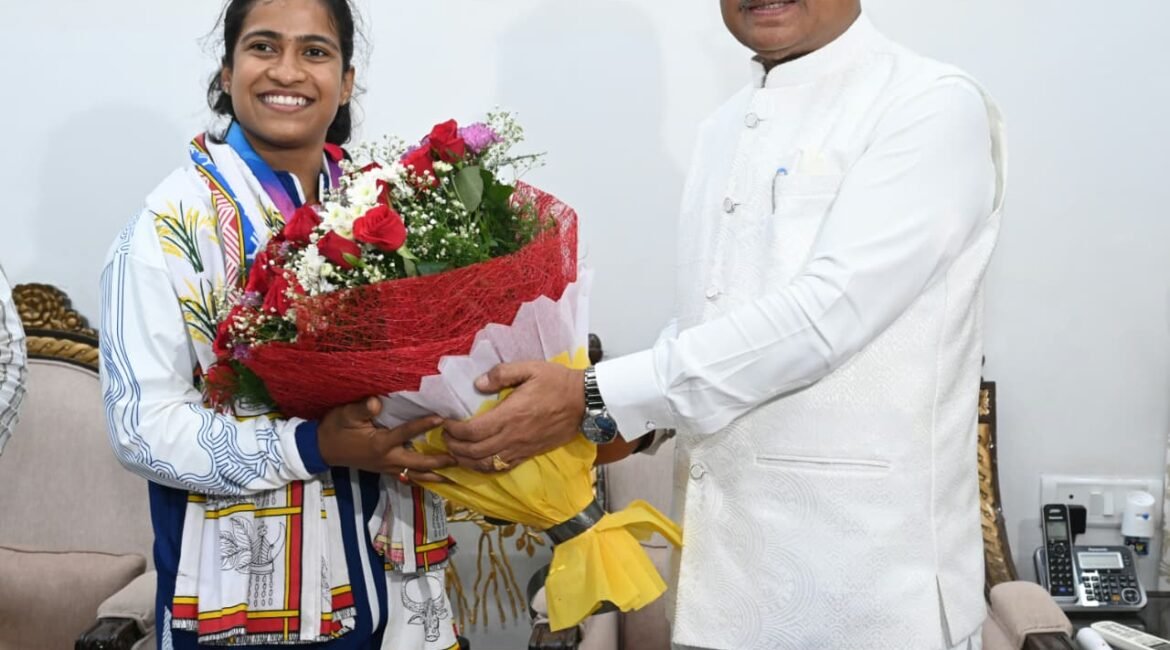 राष्ट्रमंडल खेलों की रजत पदक विजेता ज्ञानेश्वरी यादव का मुख्यमंत्री निवास में भव्य स्वागत