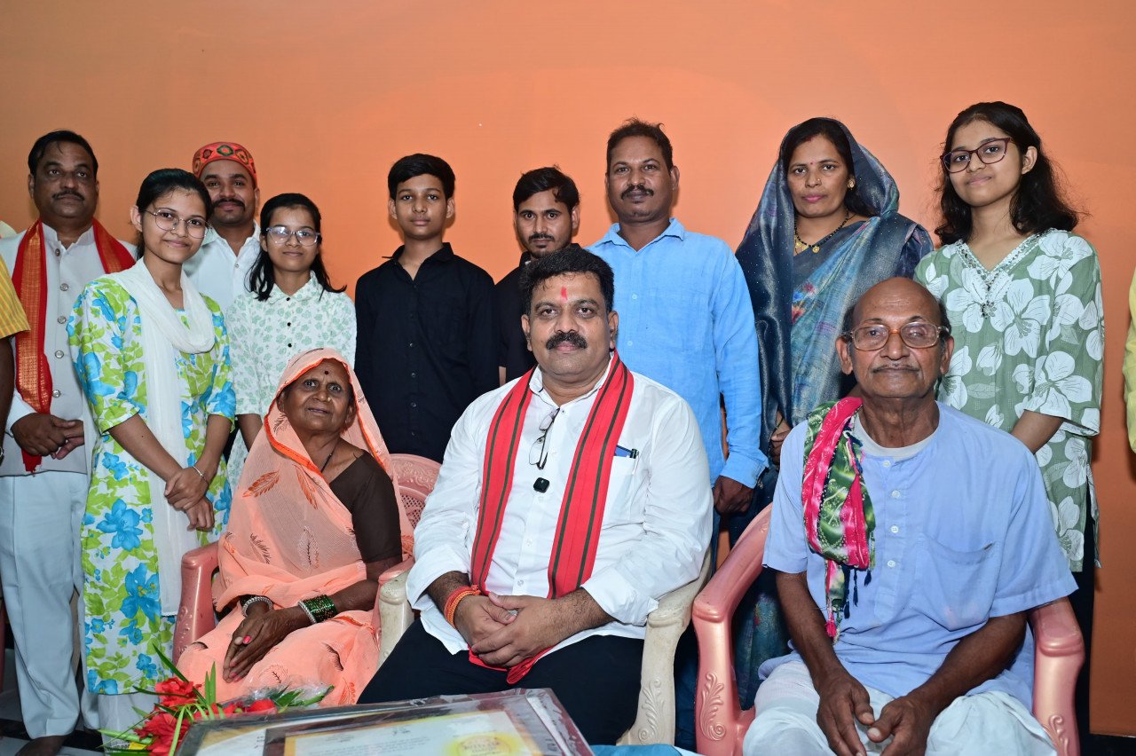 तीन बहनों ने एक साथ पास की नीट परीक्षा, उप मुख्यमंत्री श्री विजय शर्मा ने घर पहुंचकर दी बधाई