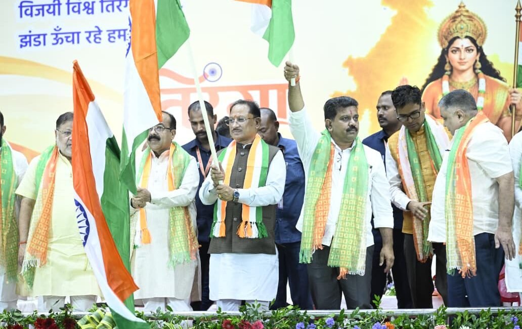 मुख्यमंत्री श्री विष्णु देव साय ने हाथ में तिरंगा थामकर किया भव्य तिरंगा यात्रा का नेतृत्व