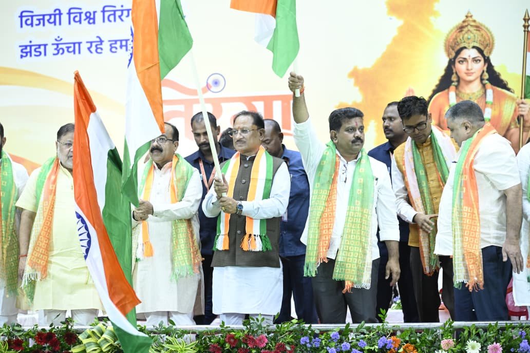 मुख्यमंत्री श्री विष्णु देव साय ने हाथ में तिरंगा थामकर किया भव्य तिरंगा यात्रा का नेतृत्व