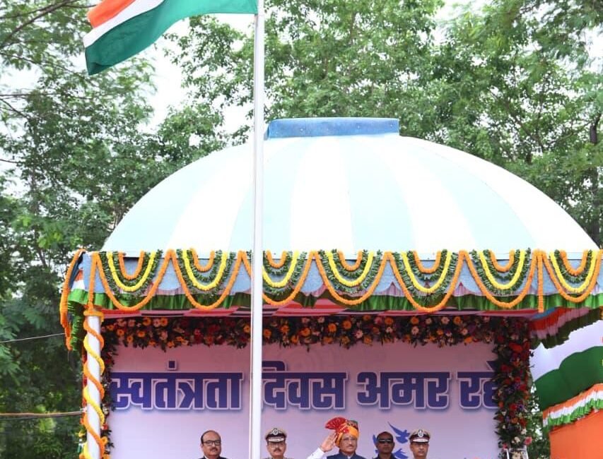  स्वतंत्रता दिवस समारोह: मुख्यमंत्री श्री साय ने पुलिस परेड ग्राउंड पर किया ध्वजारोहण, परेड की ली सलामी