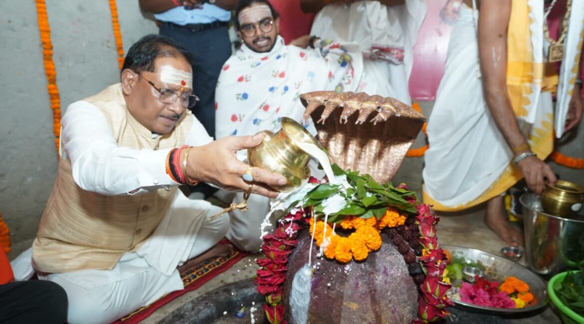 मुख्यमंत्री श्री विष्णुदेव साय ने बाबा कर्मेश्वर का किया रुद्राभिषेक, प्रदेशवासियों की सुख-समृद्धि और खुशहाली की कामना की
