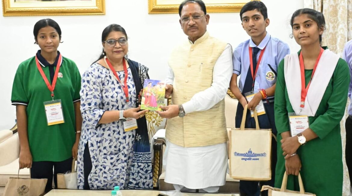 राष्ट्रपति से भेंट कर लौटे प्रतिभावान विद्यार्थियों ने मुख्यमंत्री श्री विष्णु देव साय से की सौजन्य मुलाकात