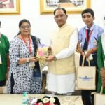 राष्ट्रपति से भेंट कर लौटे प्रतिभावान विद्यार्थियों ने मुख्यमंत्री श्री विष्णु देव साय से की सौजन्य मुलाकात