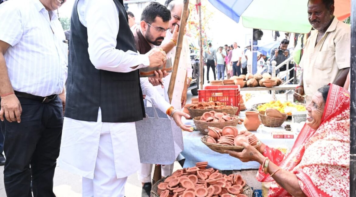सड़क किनारे पसरे पर अचानक पहुंचे मुख्यमंत्री श्री विष्णु देव साय, मीरा के पसरे से खरीदा ‘आशीर्वाद का दीया’