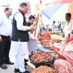 सड़क किनारे पसरे पर अचानक पहुंचे मुख्यमंत्री श्री विष्णु देव साय, मीरा के पसरे से खरीदा ‘आशीर्वाद का दीया’