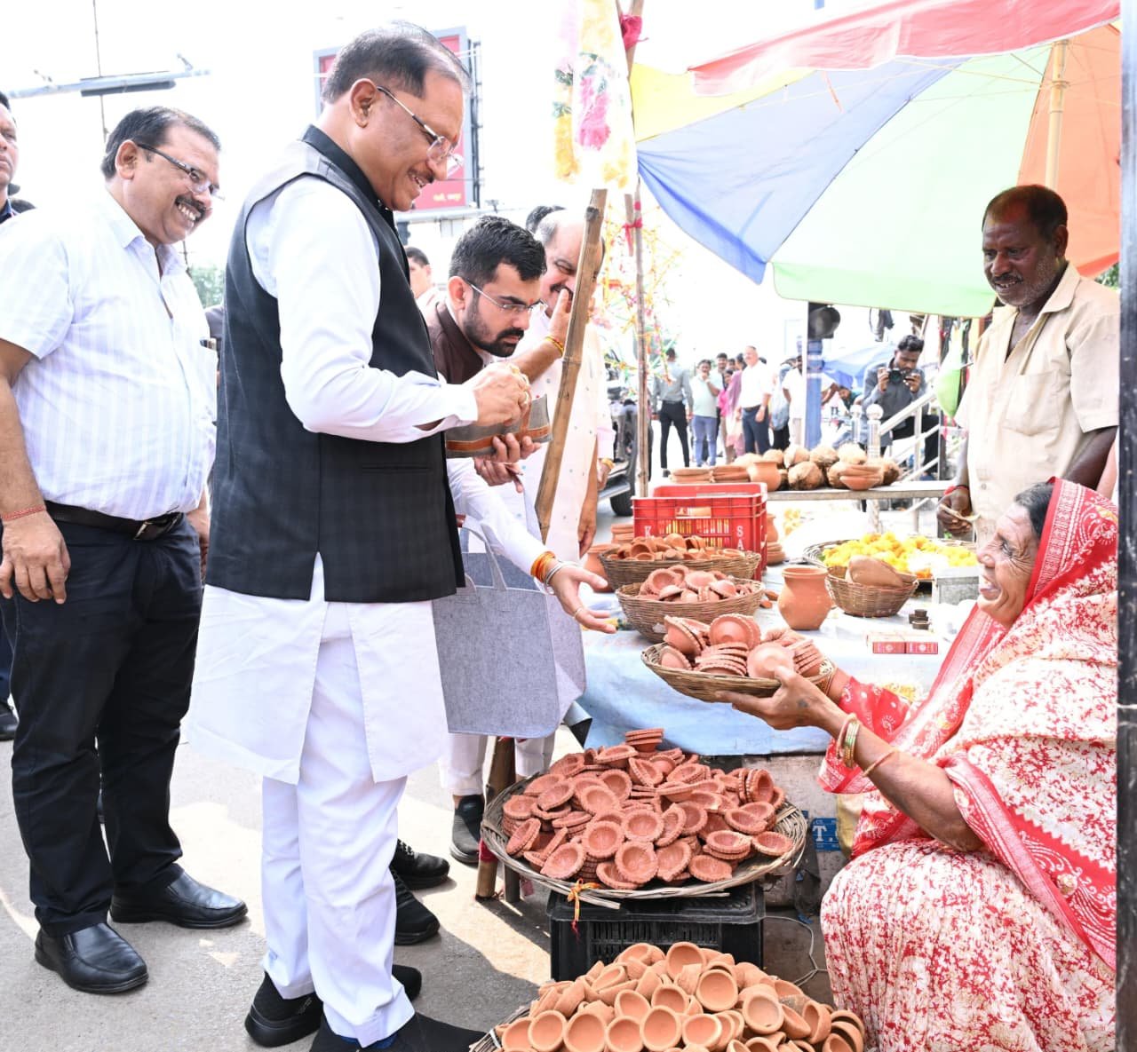 सड़क किनारे पसरे पर अचानक पहुंचे मुख्यमंत्री श्री विष्णु देव साय, मीरा के पसरे से खरीदा ‘आशीर्वाद का दीया’