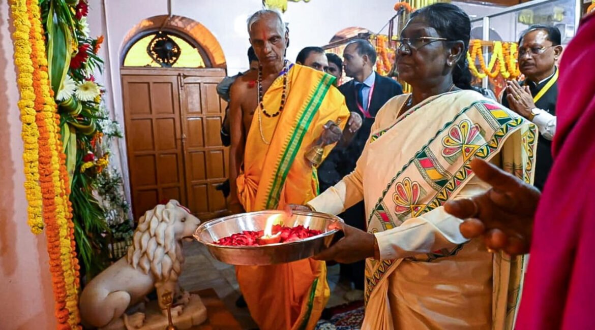 राष्ट्रपति श्रीमती द्रौपदी मुर्मु ने माँ दंतेश्वरी की पूजा-अर्चना कर देशवासियों की सुख-समृद्धि और खुशहाली की कामना की